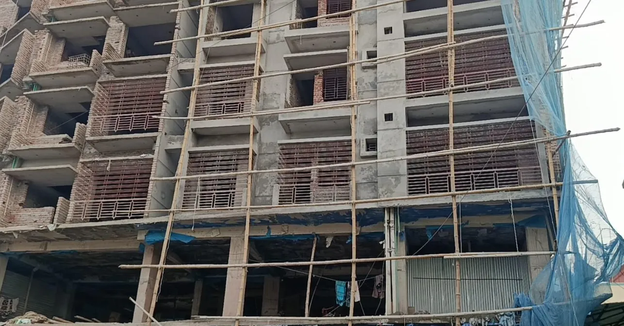 দুমকিতে নির্মাণাধীন ভবন থেকে পড়ে দুই শ্রমিক আহত, একজনের অবস্থা শঙ্কটাপন্ন